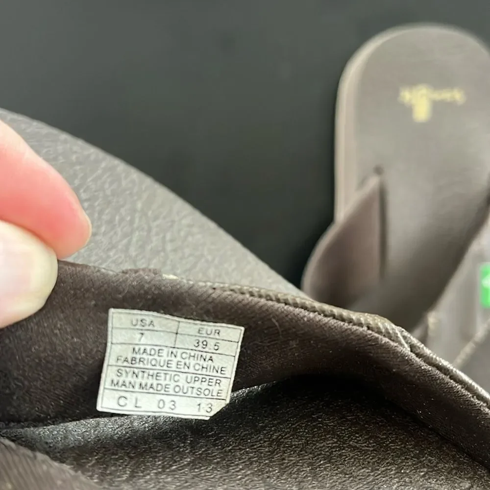 Sanuk comfortable flip